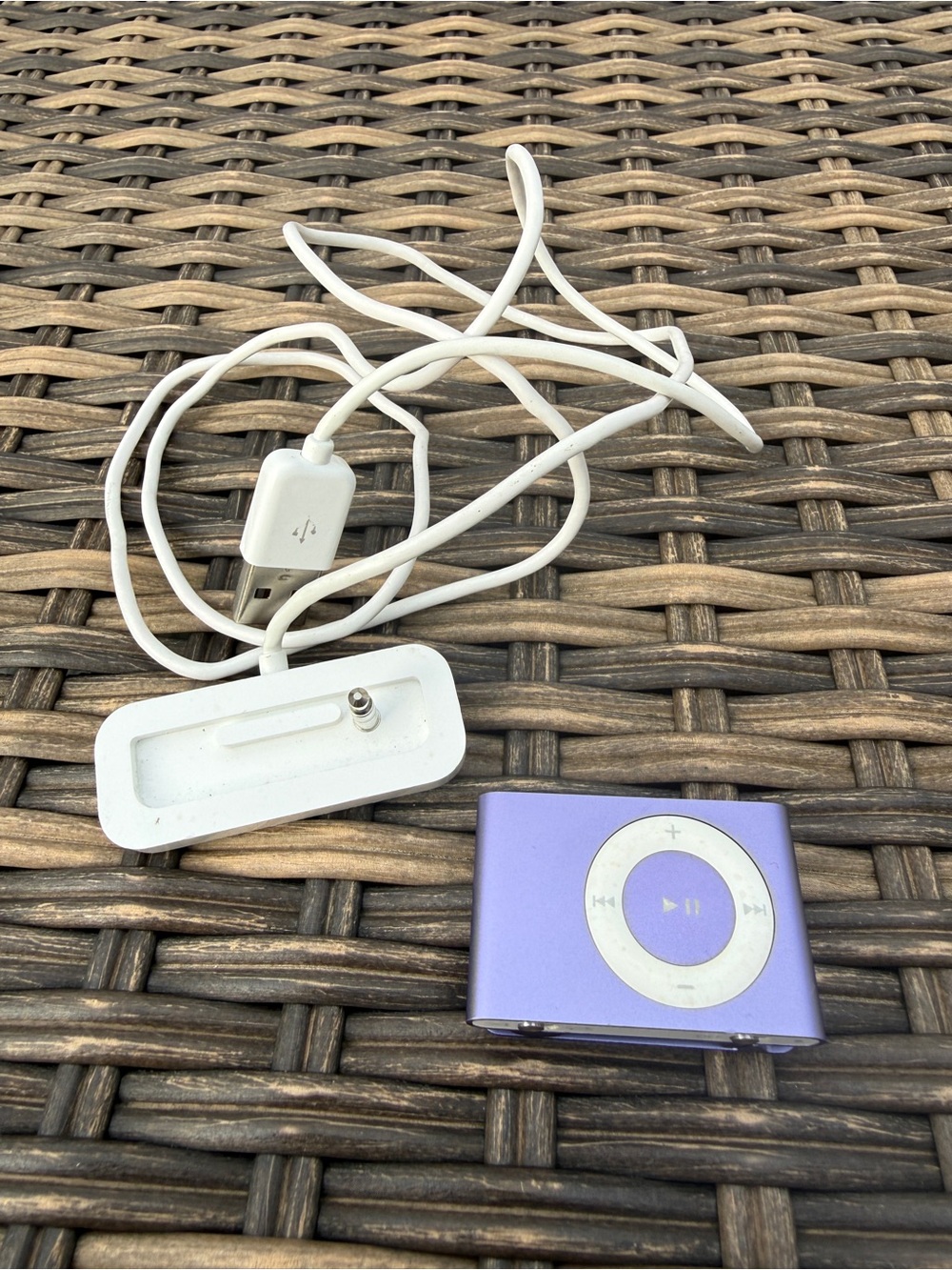 Apple iPod Shuffle 2nd Generation Purple 1GB MP3 Player A1204 Works w/ USB Dock